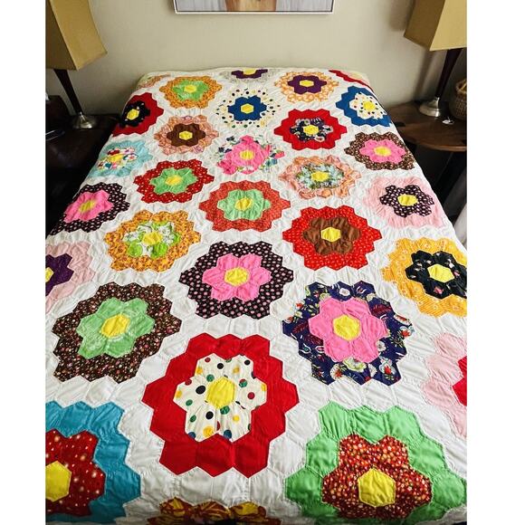 Vintage handmade Quilt Grandmother's Flower Garden 50s 60s 70s fabrics 102 x 88" - Picture 2 of 16